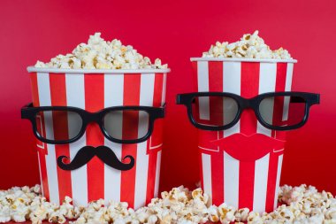 Genç stil trendy parlak renk shi çifti tam uzunlukta fotoğraf