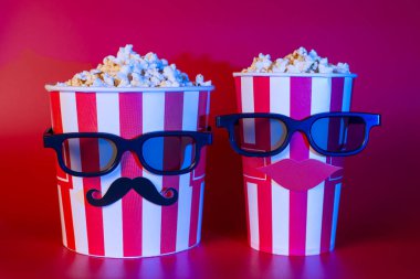 Premiere gece gişe rekorları kıran römork reklam konsepti. İki fotoğraf 