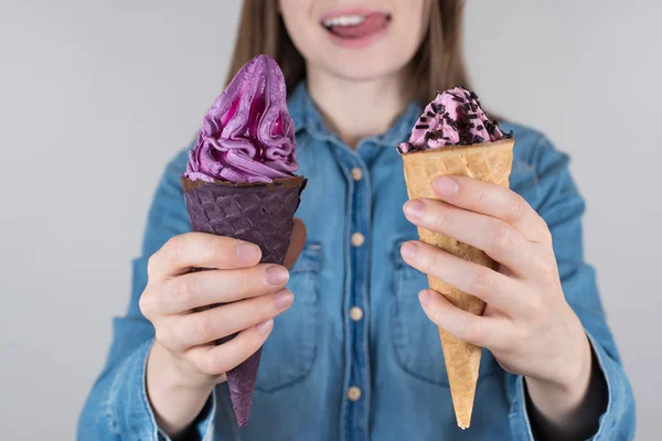 Como el concepto del helado amante del amor. Recortado de cerca la foto de pos — Foto de Stock