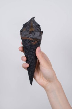 Gelmiş geçmiş en iyi tat konsepti. Dikey yakın çekim kırpılmış el fotoğrafı