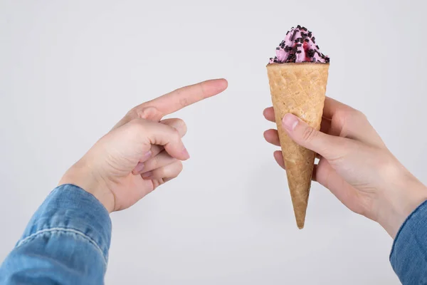 Recortado cerca de primera persona se ve la foto de delicioso s — Foto de Stock