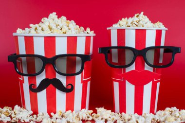 İnsan mutlu gülümseyen eğilim gibi görünen çiftin tam uzunlukta fotoğraf