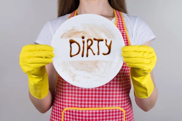 Its better to use dishwasher and save your time! Cropped close u — Stock Photo, Image