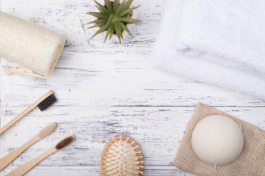 Yukarıdan bakıldığında çevre dostu banyo ürünlerinin fotoğrafı ve beyaz ahşap arka planda izole edilmiş sulu bir karışım.