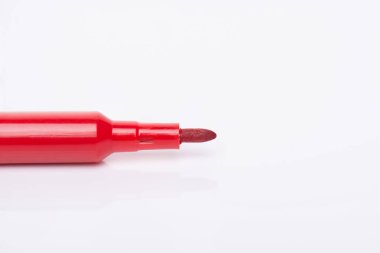 Yan profil görüntüsü, beyaz arkaplanda izole edilmiş kırmızı işaretli yakın plan fotoğrafı