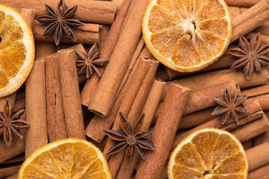 Kış bayramı çay içme konsepti. Tarçın çubuklarının, kurutulmuş portakal dilimlerinin ve anason yıldızlarının makro fotoğrafı.