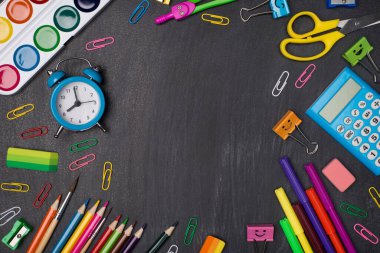 Okul konseptine geri dönelim. Üst tepede renkli kırtasiye merkezinin karatahtaya izole edilmiş halde çekilmiş resmi var.