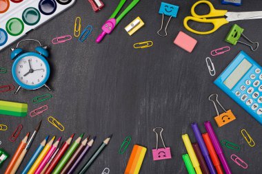 Konsept çalışıyorum. Üst tepede renkli kırtasiye merkezinin karatahtaya izole edilmiş halde çekilmiş resmi var.