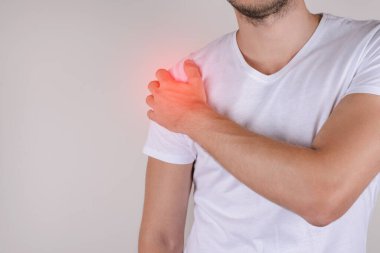 Terapi hastalıklı tedavi konsepti. Üzgün üzgün, mutsuz, omuzlarına dokunan adam gri arka plan fotokopi alanında izole edilmiş.