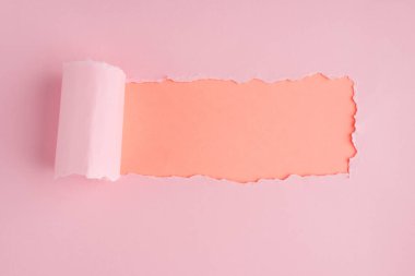 Şeftali arkaplanı üzerinde kopyalanmış pembe kağıdın yukarıdaki görünüm fotoğrafı