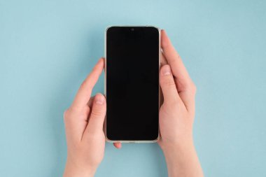 Canlı sohbet servis teslim başvurusu konsepti. Yukarıda yukarıda yukarıda. Birinci şahıs görüntüsü. Akıllı telefon tutan kadın elleri. Büyük ekran kopya alanı.