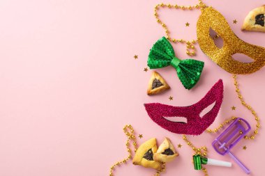 Purim şenliğimize katılın! Üçgen kurabiyelerin, maskeli aksesuarların, papyon, boncukların, konfetilerin, parti üfleyicilerin ve açık pembe bir yüzeyde mesaj ve promosyonlar için otlakçıların görüntülerini göster