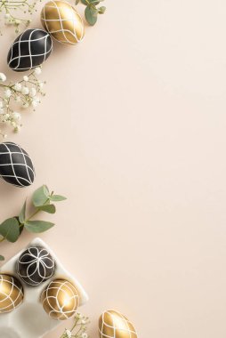 Zarif Paskalya ayarı: Bir çömlekçi standındaki zengin siyah ve altın yumurtaların dikey görüntüsü, okaliptüs yeşilliği, çingene, açık bej bir zemin üzerine yerleştirilmiş,