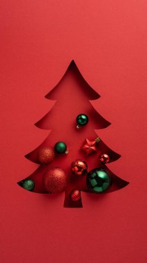 Şenlikli süslemelerle süslenmiş ağaç şekilli bir Noel kartı tasarımı.