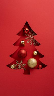 İçinde mücevherler ve süslemelerle dolu bir Noel ağacı bulunan güzel dikey festival kartı.