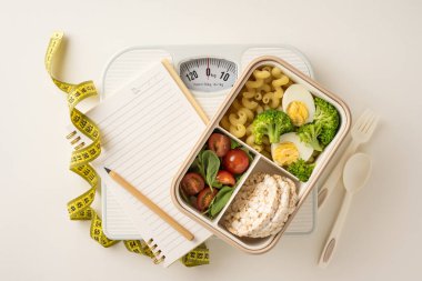 Dengeli gıda seçenekleri, bir ölçek ve sağlık ve ağırlık yönetimini destekleyen bant içeren besin hazırlama kavramı