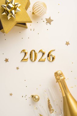 2026 yılını altın madalyalar ve şampanyayla kutlayan şenlikli dikey kompozisyon..