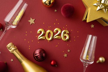 Kırmızı ve altın temalı gösteri 2026, şampanya, bardak ve neşeli bir ortamda şenlik süsleri.