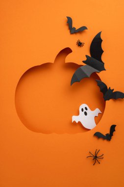 Portakal rengi dikey Cadılar Bayramı temalı sanat eserlerinde balkabağı kesimi, yarasalar, bir örümcek ve bir hayalet yer alıyor. Mevsimlik ve tatil projeleri için ideal tasarım