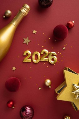Altın dikey unsurlar 2026 yılını zarif kırmızı bir arkaplanda süslü süslemelerle kutluyorlar.