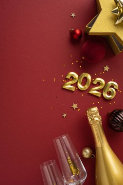 Kırmızı zemin üzerinde şampanya şişesi, gözlük ve süslemeler bulunan altın dikey metin, bayram kutlamalarını simgeliyor