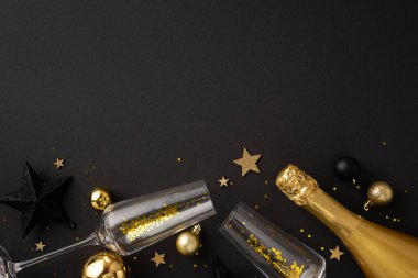 Işıl ışıl altın süslemeler, şampanya şişesi ve flüt kadehleriyle yeni yıl kutlamaları 2026 yılının şenlik ve neşesini temsil ediyor.