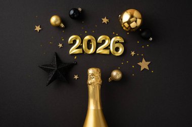 2026 yılının altın ve siyah temalı kutlama sahnesi şampanya ve süslemelerle