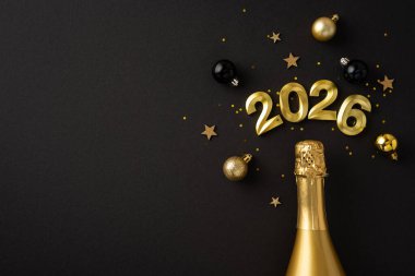 Altın şampanya şişesi ve 2026 sayısıyla düzenlenmiş süsler neşeli bir atmosfer yaratıyor.