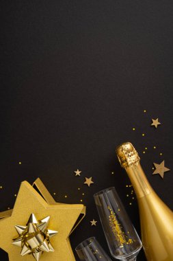 2026 yılını zarif ve neşeli bir atmosferde kutlamak için yıldızlarla, şampanyalarla ve kadehlerle düzenlenmiş altın ve şenlikli dikey dekorasyonlar.