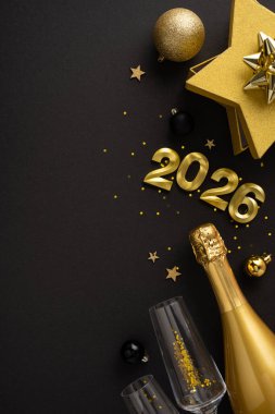 Altın ve siyah dikey temalı yeni yıl kurulumu şampanya, konfeti ve kutlama dekorasyonları