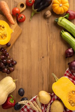 Taze sonbahar dikey sebze ve meyveler Şükran Günü kutlaması için ayarlandı.