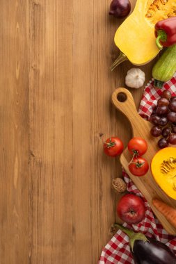 Tahta masadaki çeşitli sebzeler ve meyveler Şükran Günü 'nü ve hasat mevsimini sembolize ediyor.