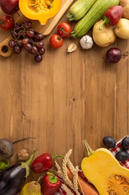 Çeşitli taze sebzelerin, meyvelerin ve hasat edilen tahılların dikey görüntüsü Şükran Günü 'nü kutluyor.