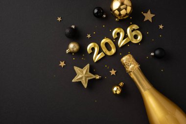 Altın madalyalar, şampanya şişesi ve 2026 'yı siyah bir arka planda kutlayan süslemelerin yer aldığı şenlik düzenlemesi.