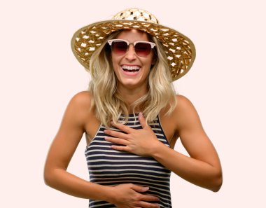 Genç kadın güneş gözlüğü yaz şapka kendinden emin ve mutlu bir büyük doğal gülümseme gülmek ile kullanma