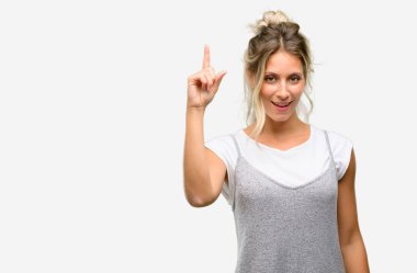 Genç güzel kadın mutlu ve yukarı dönük ifade wow jest tezahürat