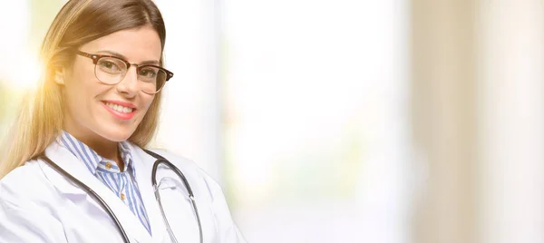 Jonge Dokter Vrouw Medische Professional Met Gekruiste Armen Zelfverzekerd Blij — Stockfoto