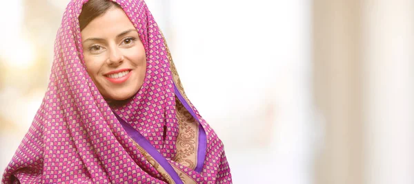 Молодая Арабская Женщина Носящая Хиджаб Уверенно Счастливо Большой Естественной Улыбкой — стоковое фото