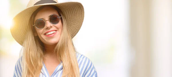 Jovem Mulher Usando Óculos Sol Chapéu Verão Confiante Feliz Com — Fotografia de Stock