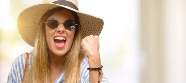 Mujer Joven Con Gafas Sol Sombrero Verano Irritado Enojado Expresando —  Fotos de Stock