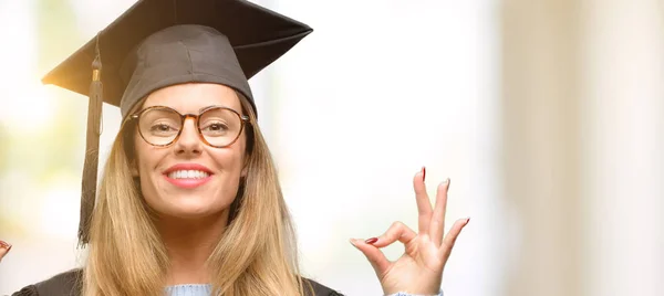 Ung Kvinna University Graduate Student Gör Tecken Gest Med Båda — Stockfoto