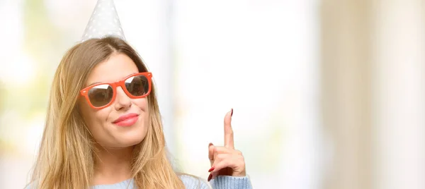 Mujer Joven Celebra Cumpleaños Levantando Dedo Número Uno —  Fotos de Stock