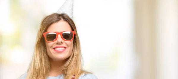 Mujer Joven Celebra Cumpleaños Toma Mano Bienvenida Pose Apretón Manos —  Fotos de Stock