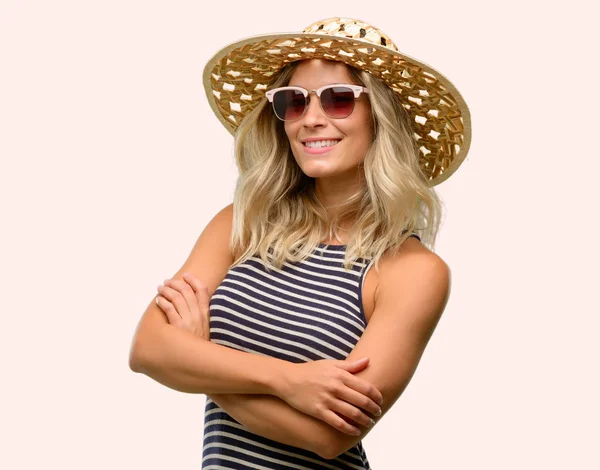 自信を持って笑っている笑顔自然に満足して組んだ腕で夏の帽子をかぶってサングラスを使用して若い女性 — ストック写真