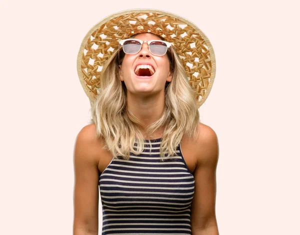 Mujer Joven Usando Gafas Sol Con Sombrero Verano Estresante Aterrorizada —  Fotos de Stock
