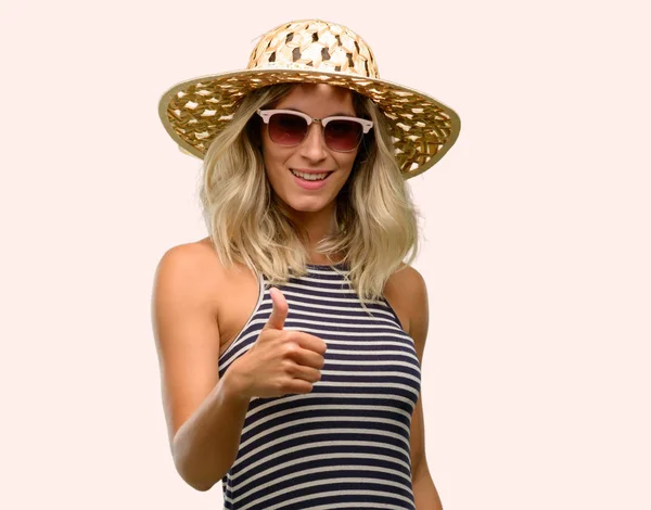 Mujer Joven Usando Gafas Sol Con Sombrero Verano Sonriendo Ampliamente — Foto de Stock