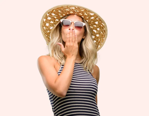 Jovem Usando Óculos Sol Usando Chapéu Verão Cobre Boca Choque — Fotografia de Stock