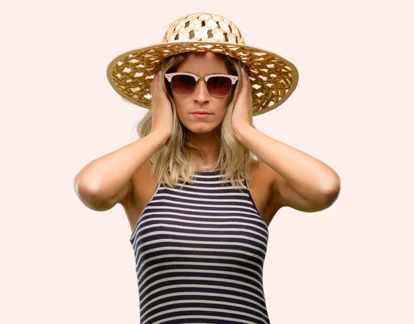 Junge Frau Mit Sonnenbrille Sommermütze Die Ohren Verdeckt Und Lästige — Stockfoto