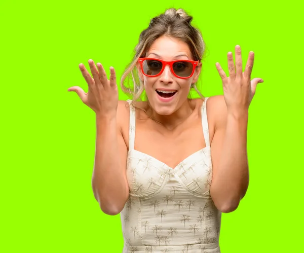 Joven Hermosa Mujer Usando Gafas Sol Rojas Feliz Sorprendido Animando — Foto de Stock