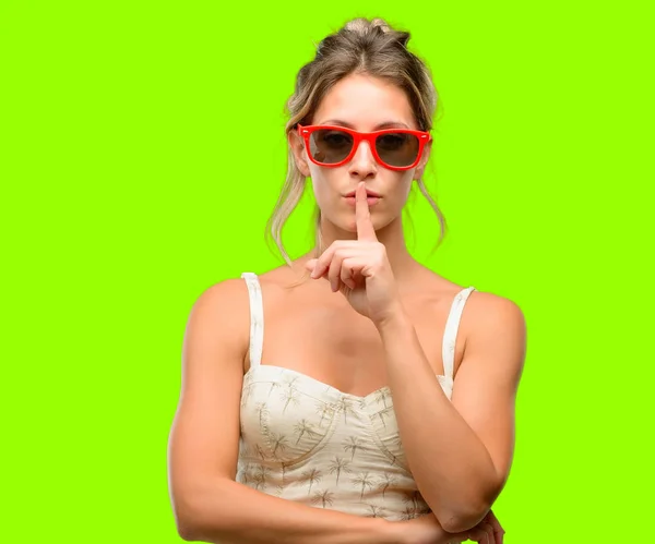Junge Schöne Frau Mit Roter Sonnenbrille Mit Zeigefinger Auf Den — Stockfoto